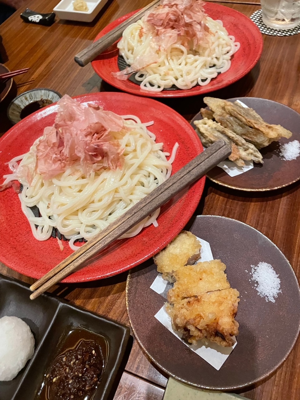 滞日日記「東京最後の夜、引退ライブを支えたいと申し出た若者たちと飲んだ」