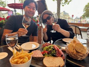 滞仏おもしろ日本人日記「極寒のパリ、１２度、寒い午後、またまた、おもろい日本人と飲んだ」