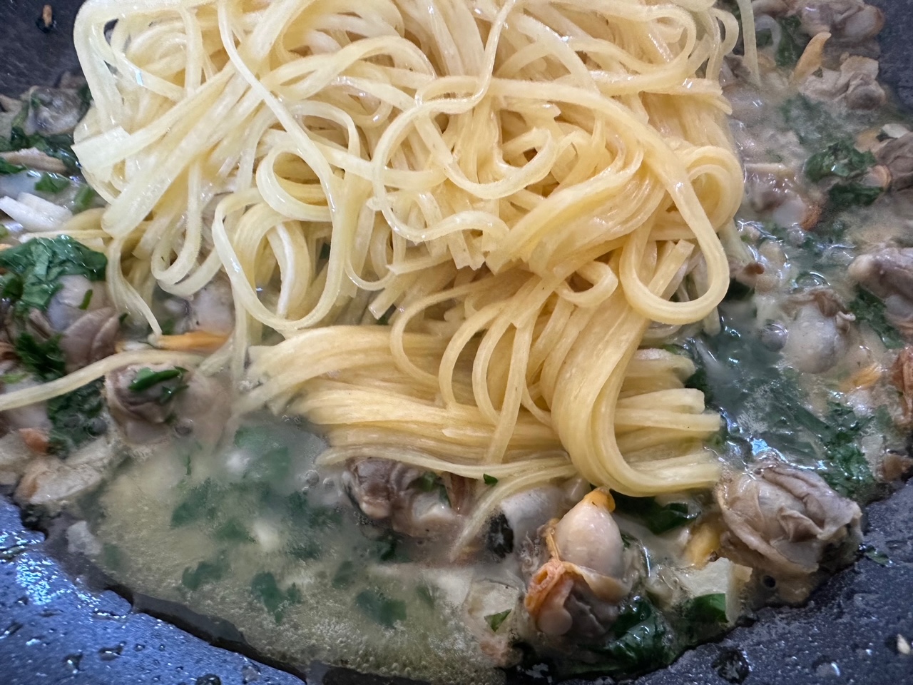 冷凍食材のあさりやそら豆を最大限に生かした新鮮パスタ！
