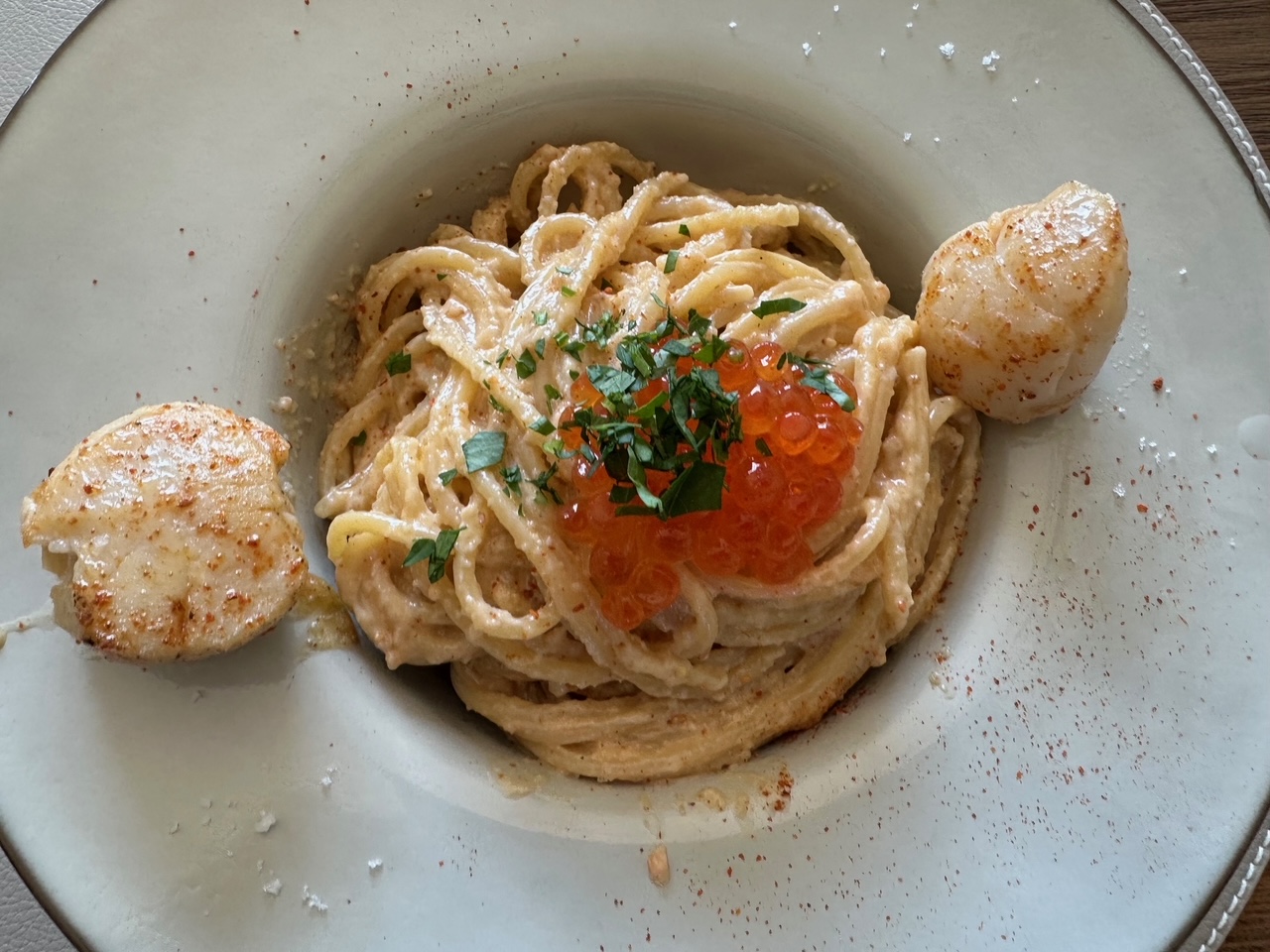 海を見ながらチャールズ夫妻とランデーズサラダでランチ！