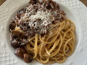 裏庭にかえでを植樹からのひき肉とマッシュルームの濃厚スパゲッティ！