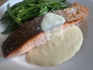 フランス家庭料理定番、サーモングリルのバターレモンソースがけ