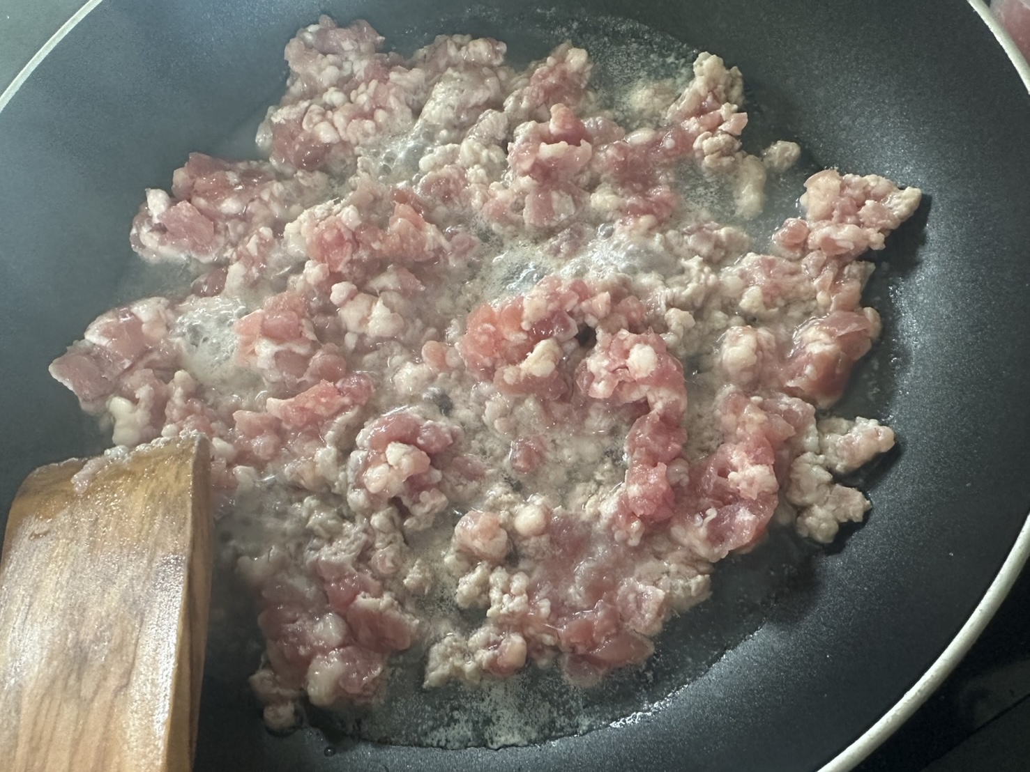 猛暑に優しい、タイ風豚ひき肉とハーブのサラダ