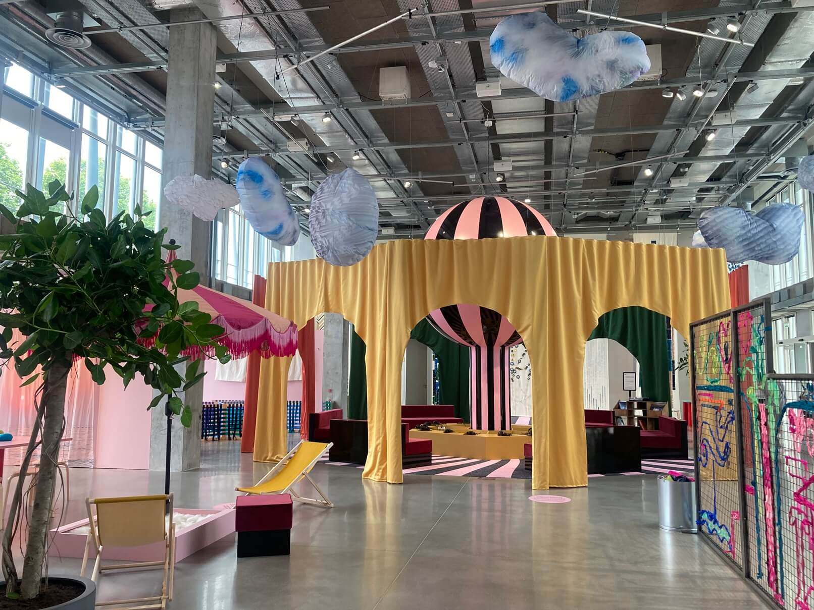 パリ・アート情報「シャネル「Le 19M」へ。パリの新しいアート体験スポット！」