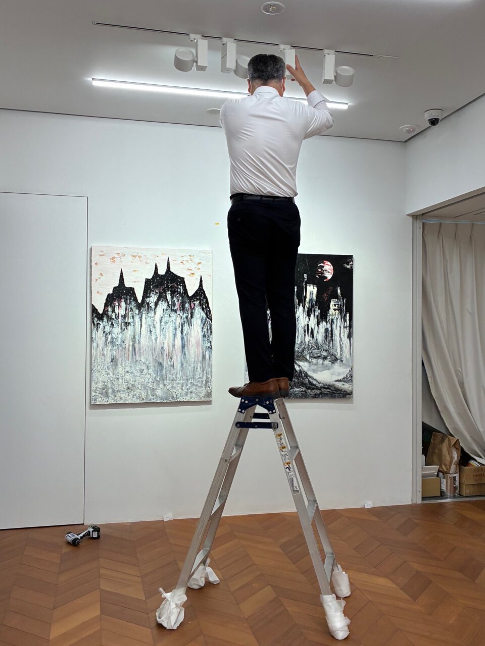 日本で夏の個展がスタートしました。えいえいおー。