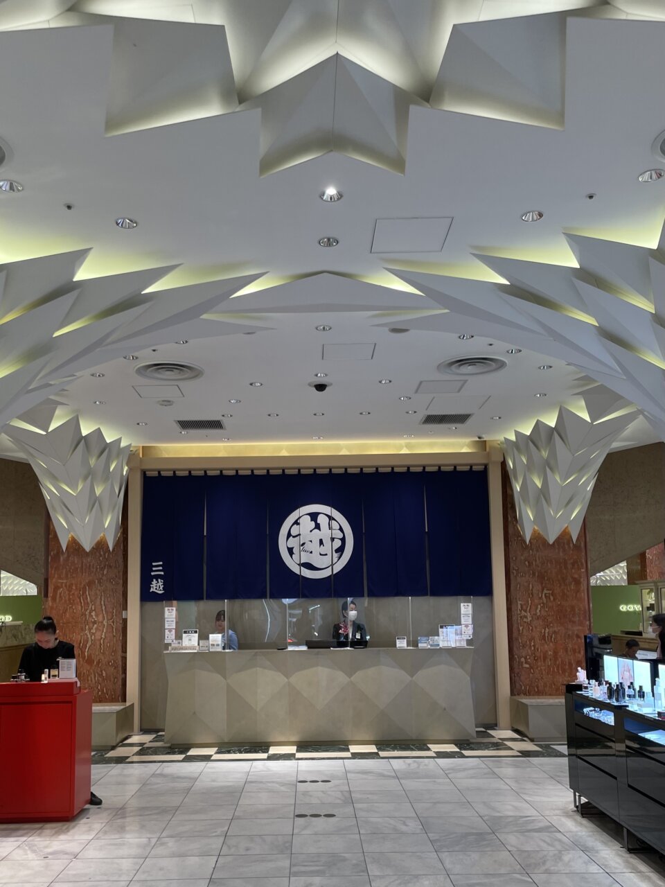 日本で夏の個展がスタートしました。えいえいおー。