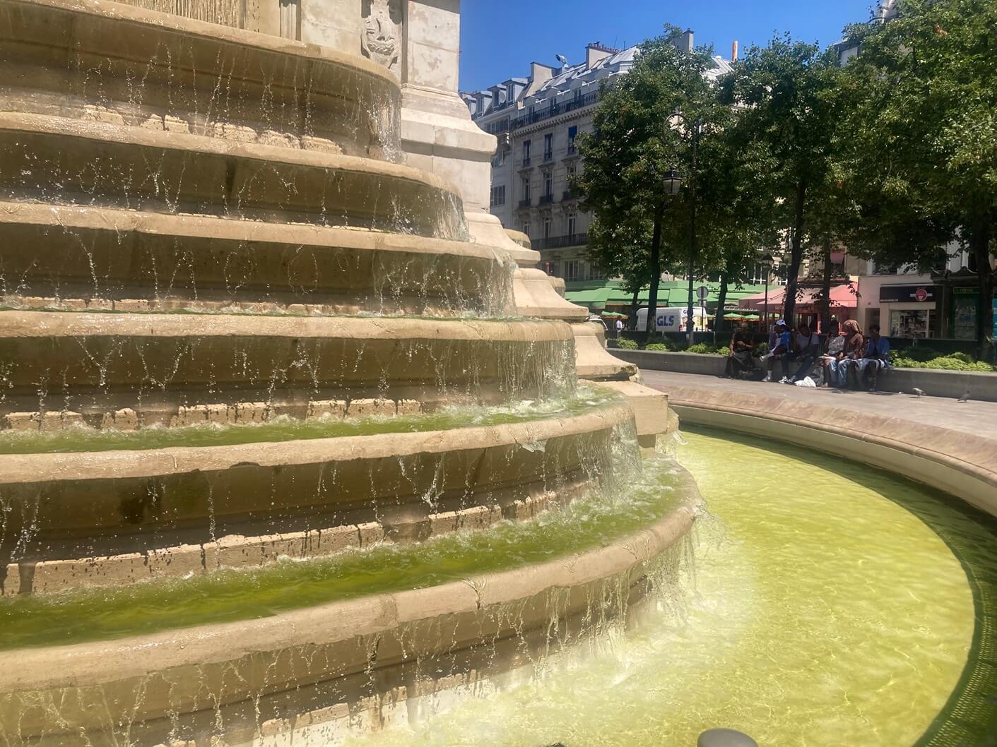 夏、パリの噴水アートを探して