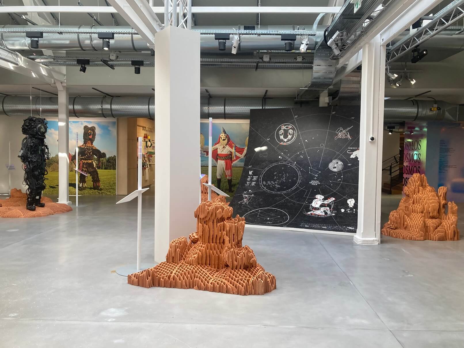 パリ・アート情報「マレ地区の隠れ家アート空間へ。文化が日常にある、パリ流アートセンター」