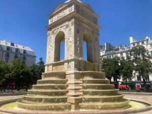 夏、パリの噴水アートを探して