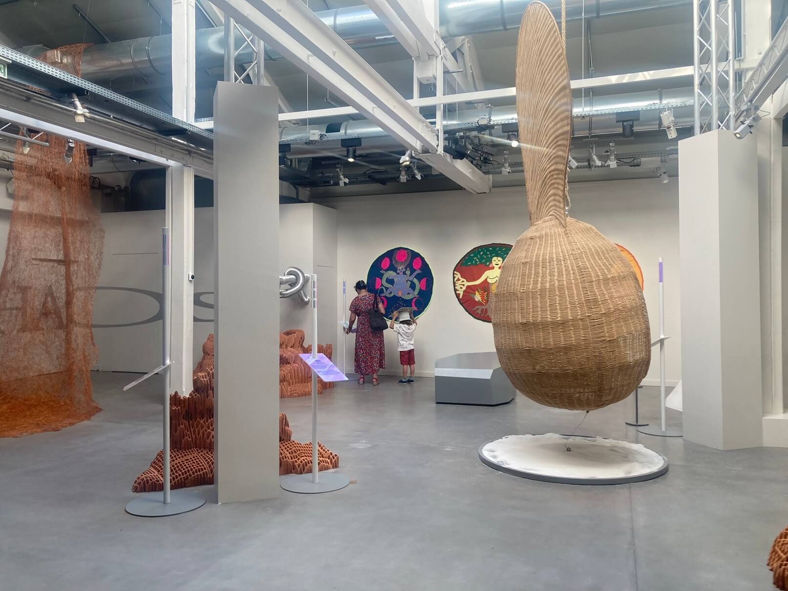 パリ・アート情報「マレ地区の隠れ家アート空間へ。文化が日常にある、パリ流アートセンター」