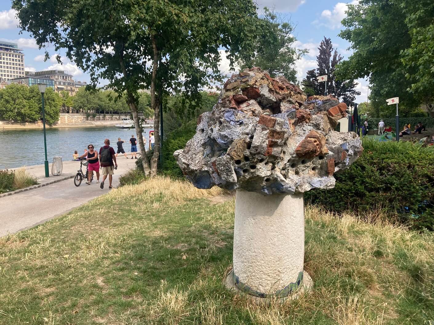 パリ・アート情報「セーヌ川のあおぞら彫刻美術館。パリ中心部で“無料”の芸術散歩を」