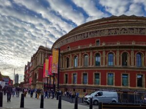 London Music Life 「寝てもOKのクラシック?! 一夜限りのオールナイト・プロムス」
