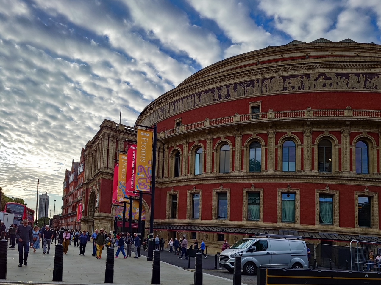 London Music Life 「寝てもOKのクラシック?! 一夜限りのオールナイト・プロムス」