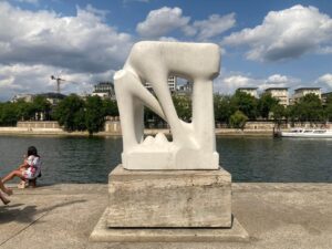 パリ・アート情報「セーヌ川のあおぞら彫刻美術館。パリ中心部で“無料”の芸術散歩を」