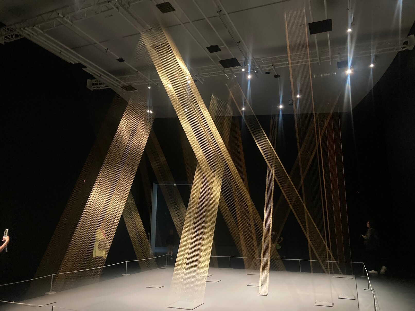 パリ・アート情報「パリの中心に生まれた現代アートの聖地『ブルス・ド・コメルス』を訪ねて」