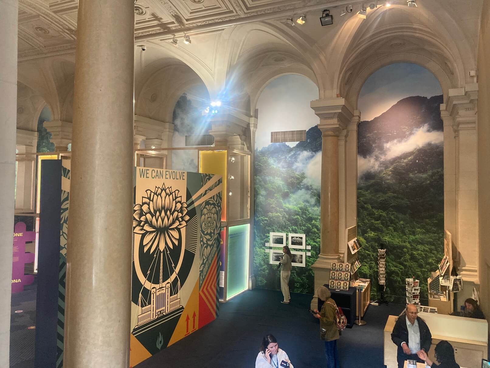 パリ・アート情報「パリ市庁舎もアートギャラリーに。未来を描く環境アート展、開催中」