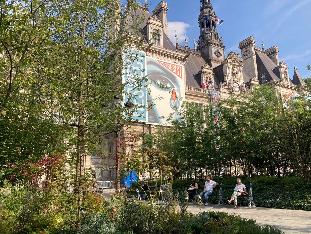 パリ・アート情報「パリ市庁舎もアートギャラリーに。未来を描く環境アート展、開催中」