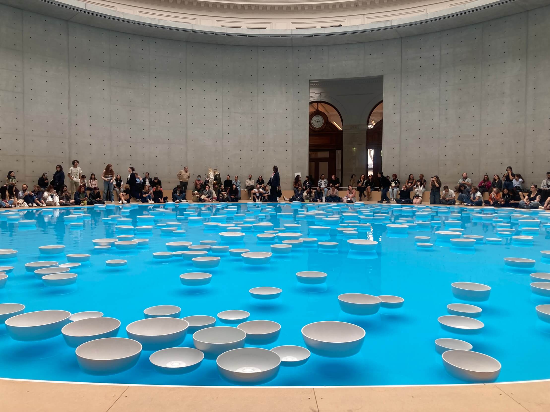 パリ・アート情報「パリの中心に生まれた現代アートの聖地『ブルス・ド・コメルス』を訪ねて」