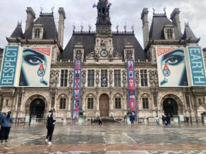 パリ・アート情報「パリ市庁舎もアートギャラリーに。未来を描く環境アート展、開催中」