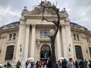 パリ・アート情報「パリの中心に生まれた現代アートの聖地『ブルス・ド・コメルス』を訪ねて」