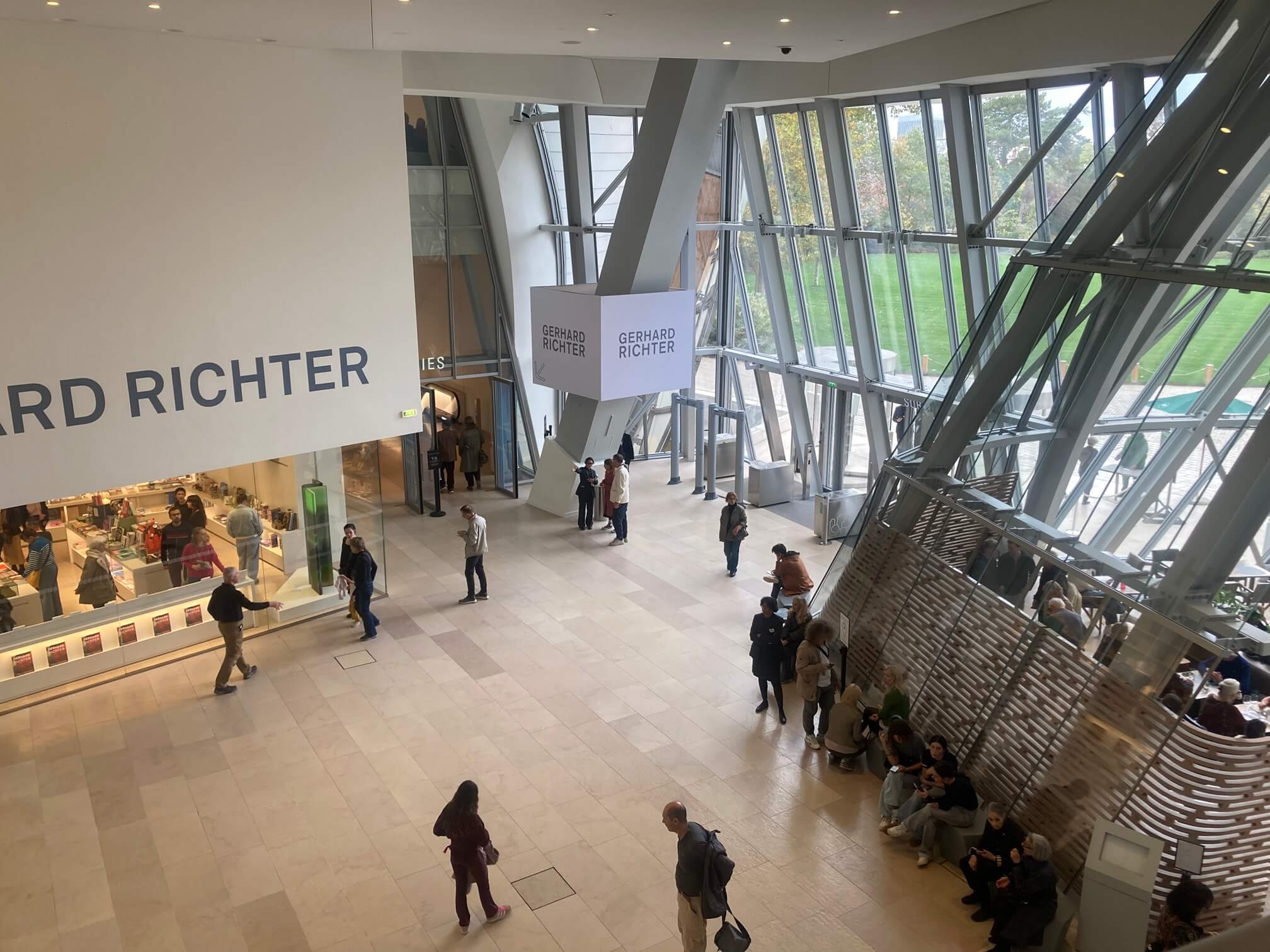 パリ・アート情報「フォンダシオン・ルイ・ヴィトンで現代アート巨匠の大回顧展がスタート」