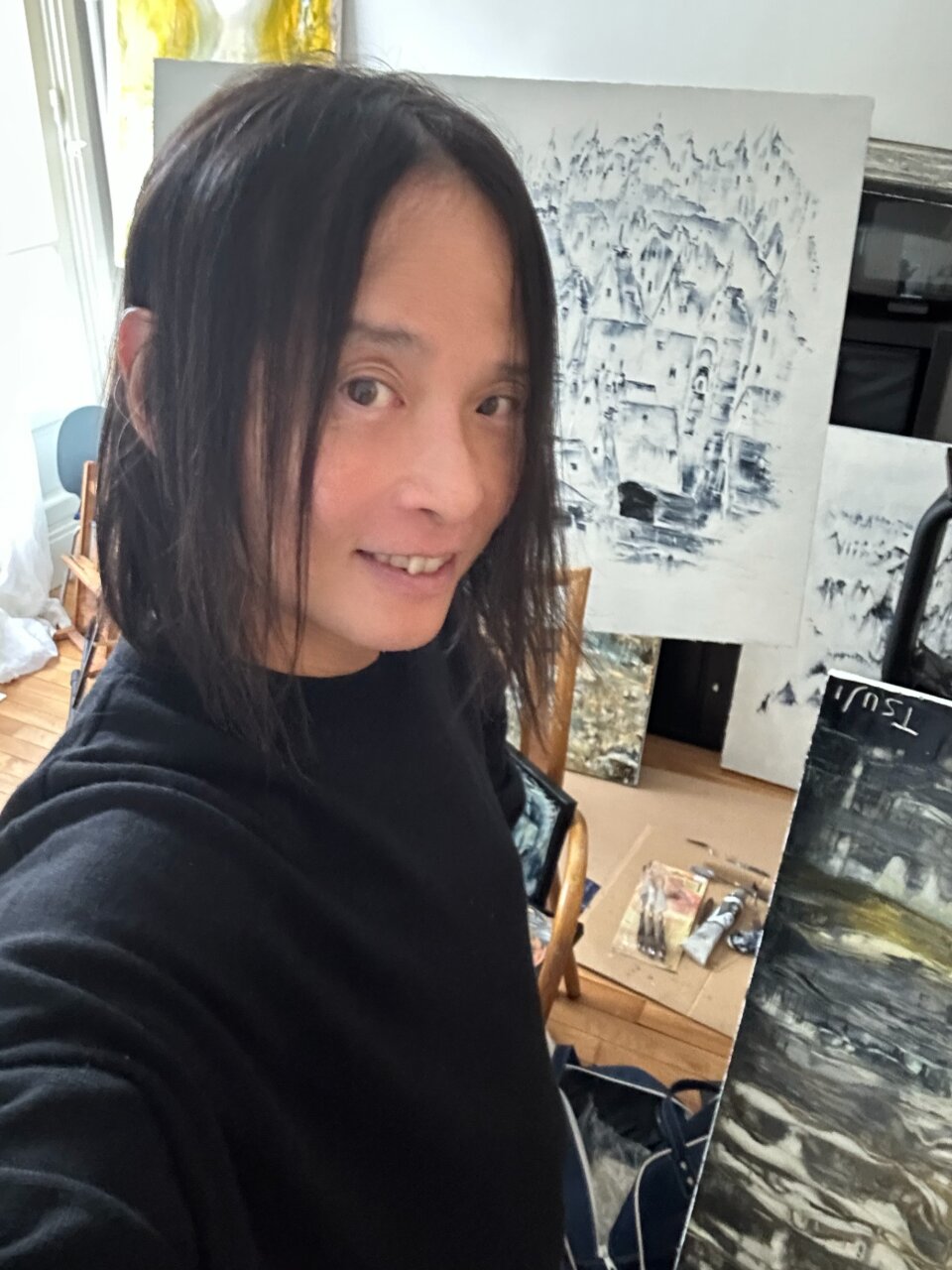 まもなくパリ個展だ、がんばれ父ちゃん！見守る愛犬。