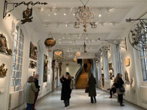 パリ・アート情報「マレ地区に眠るパリの記憶。カルナヴァレ美術館を訪ねて」