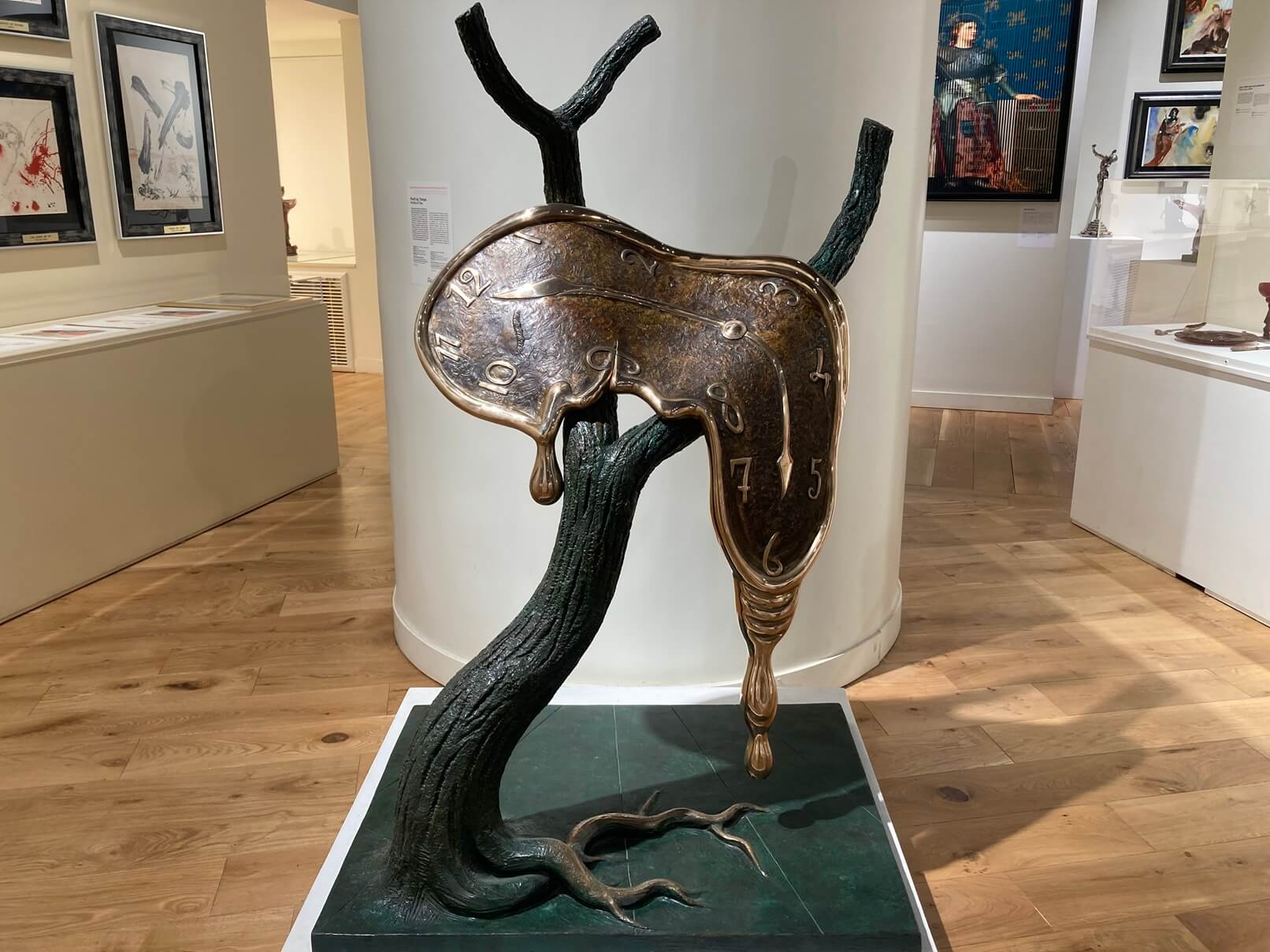 パリ・アート情報「パリの『ダリ美術館』、ダリ作品と現代アートのコラボ展開催中」