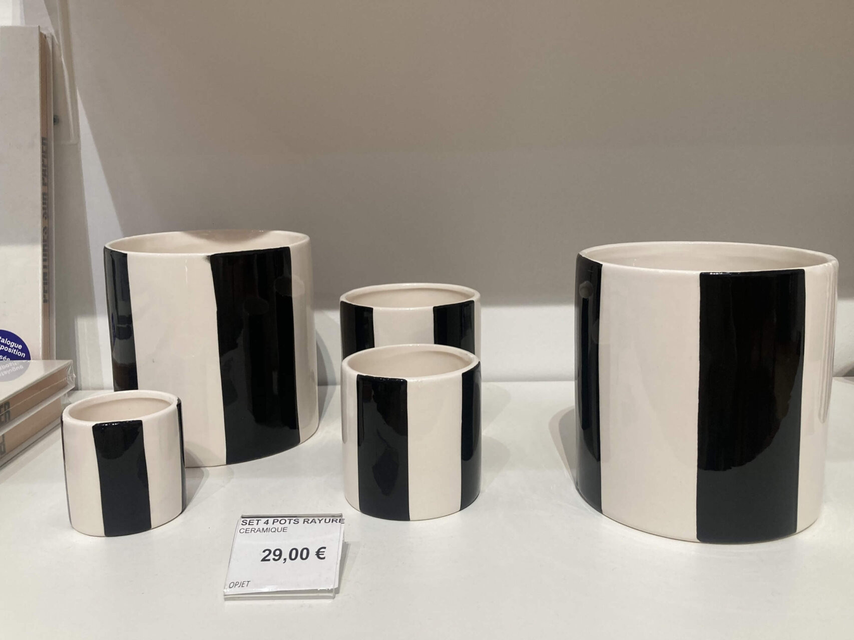 パリ・アート情報「リュクサンブール美術館で現代アートを。“黒”に光る企画展が開催中」