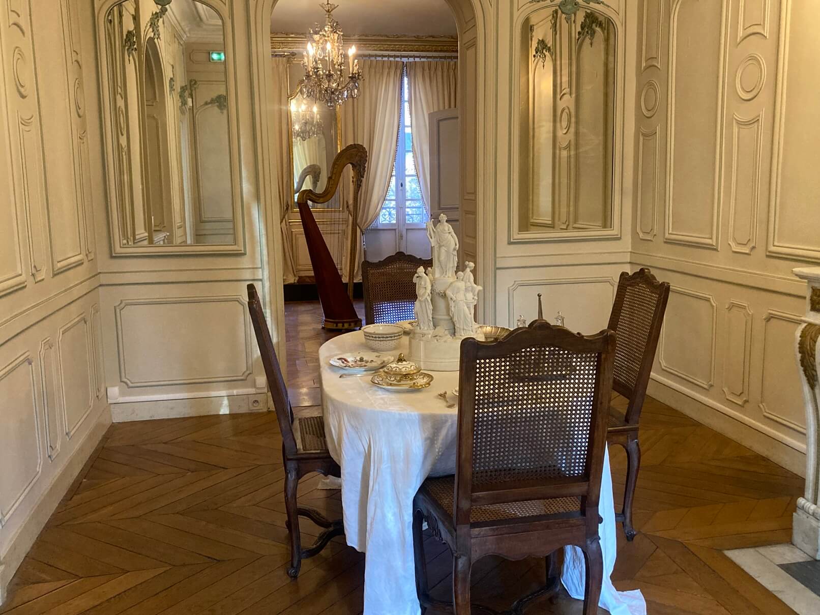 パリ・アート情報「ヴェルサイユ宮殿と一緒に訪れたいアートスポット、ランビネ美術館」