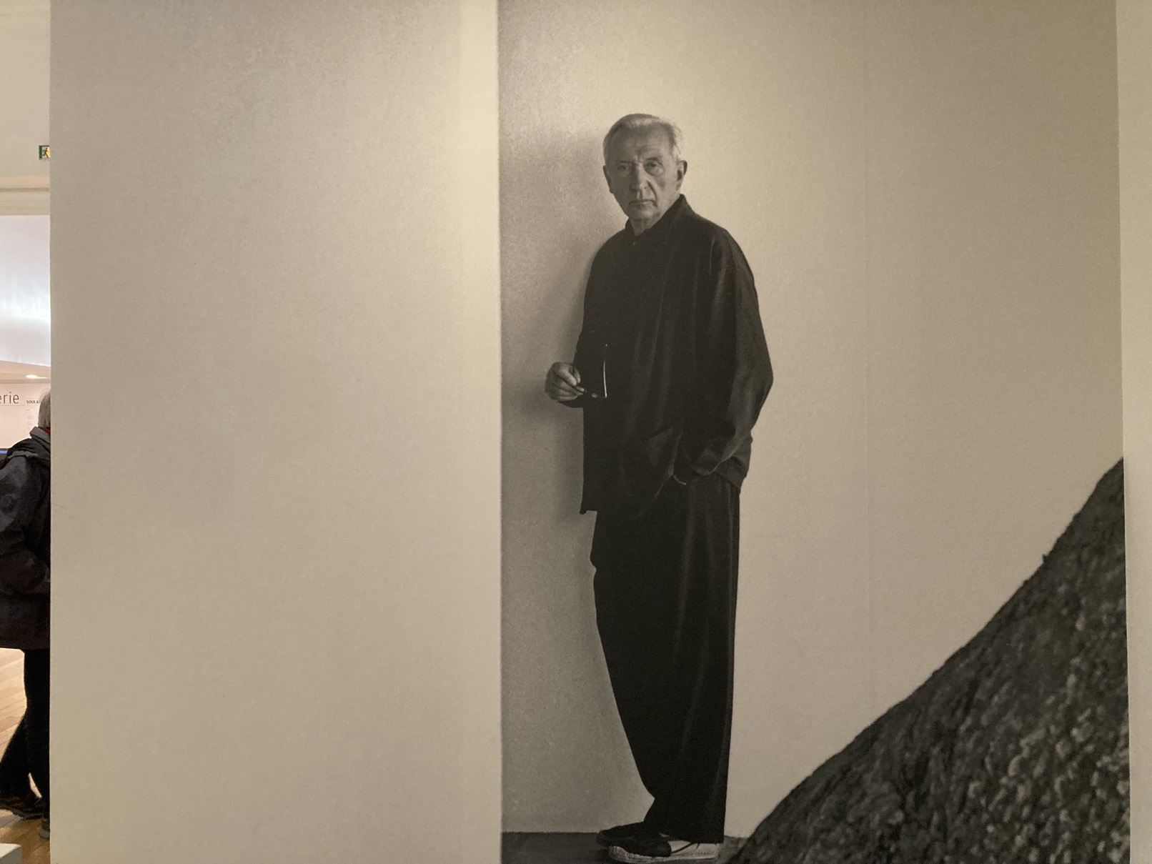 パリ・アート情報「リュクサンブール美術館で現代アートを。“黒”に光る企画展が開催中」