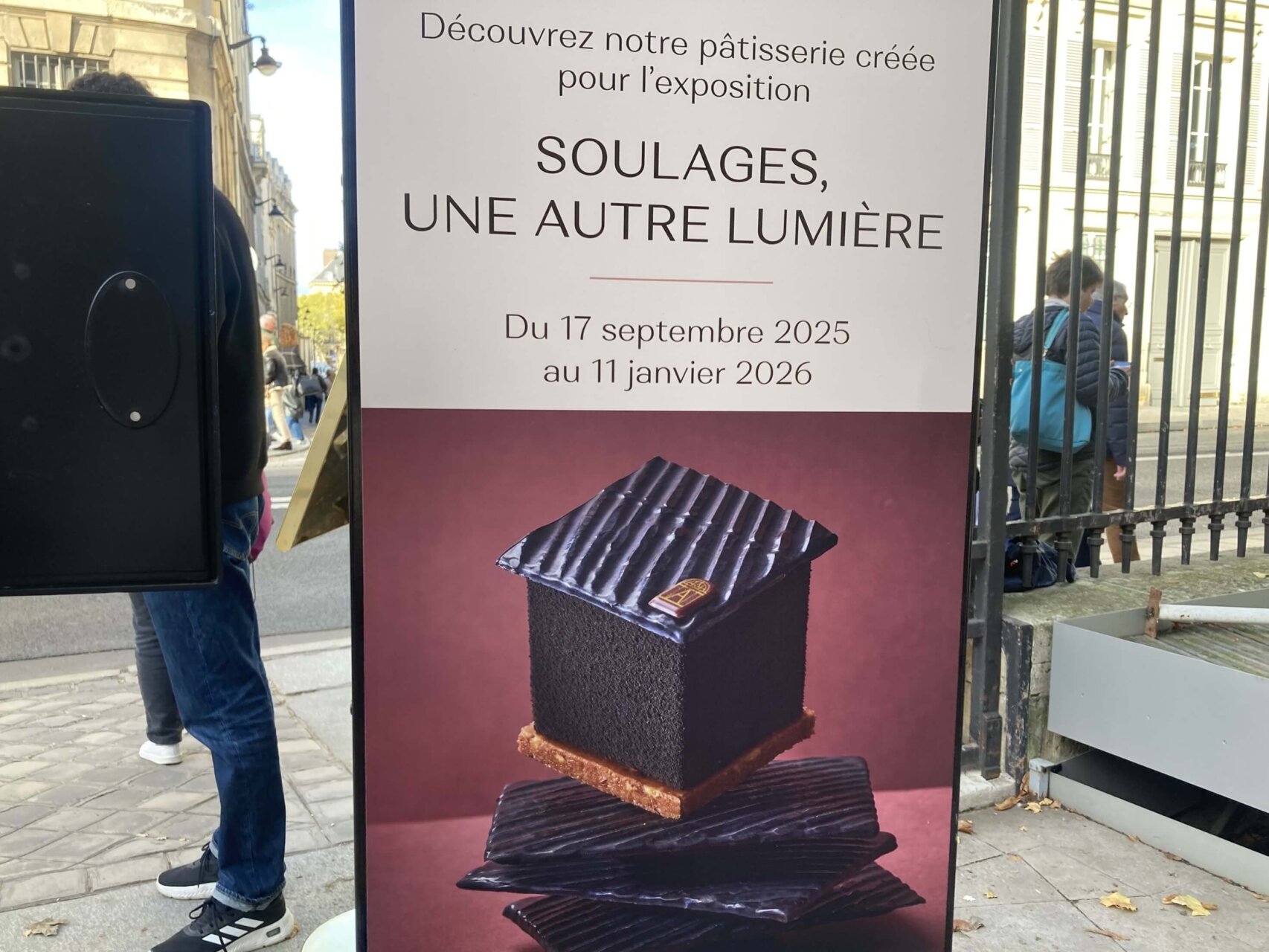 パリ・アート情報「リュクサンブール美術館で現代アートを。“黒”に光る企画展が開催中」