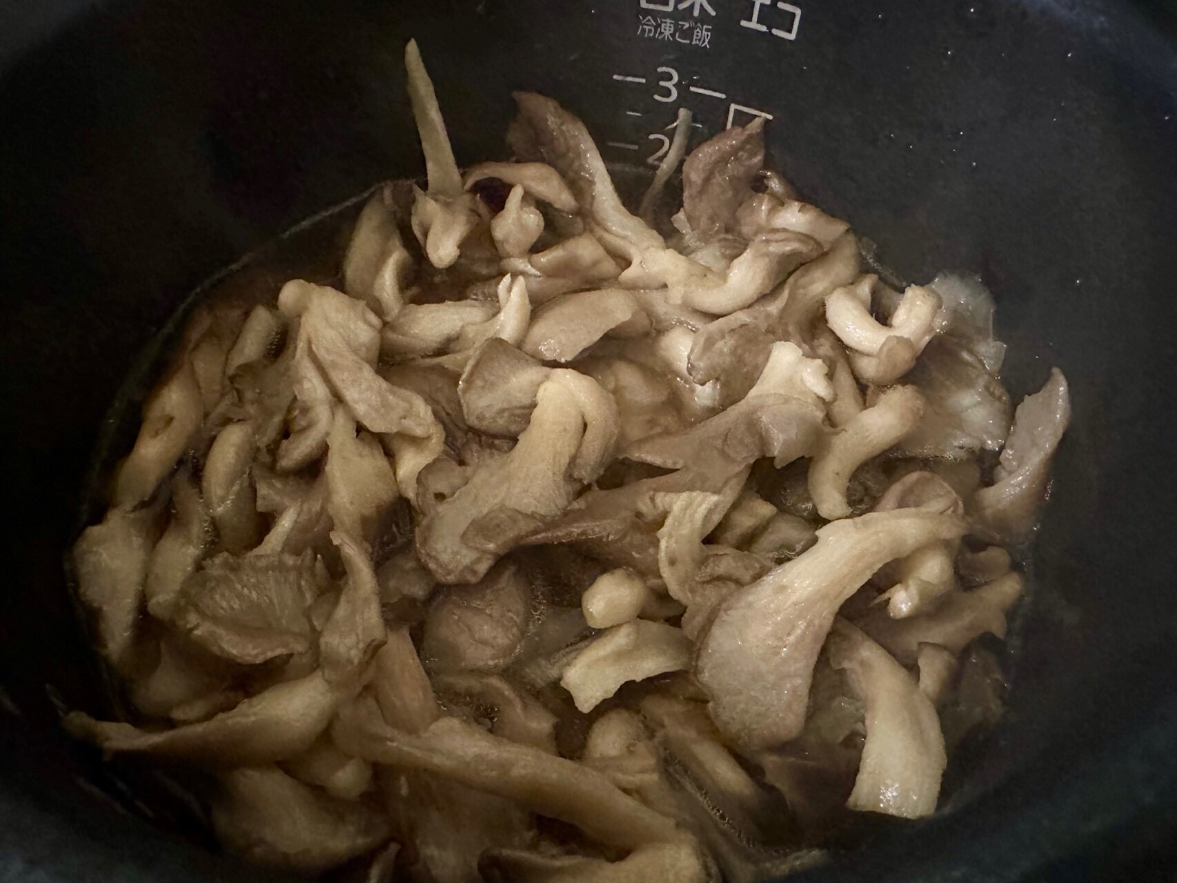 何食べているの~、父ちゃんのパリ飯(茸ご飯)