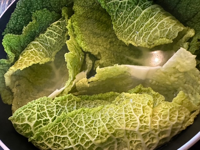 今日の献立、香ばしい焼きシューファルシ。