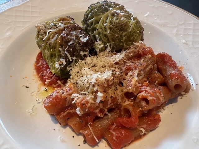 今日の献立、香ばしい焼きシューファルシ。