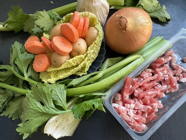 今日のごはん、チキンの赤ワイン煮込み、コックオーヴァン！