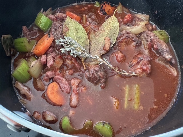 今日のごはん、チキンの赤ワイン煮込み、コックオーヴァン！