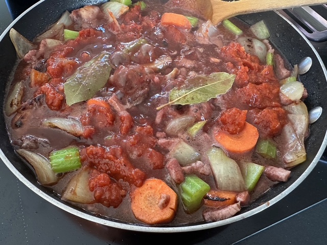 今日のごはん、チキンの赤ワイン煮込み、コックオーヴァン！