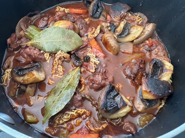 今日のごはん、チキンの赤ワイン煮込み、コックオーヴァン！