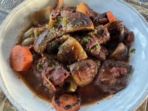 今日のごはん、チキンの赤ワイン煮込み、コックオーヴァン！