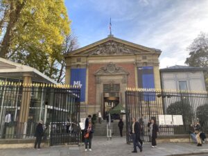 パリ・アート情報「リュクサンブール美術館で現代アートを。“黒”に光る企画展が開催中」