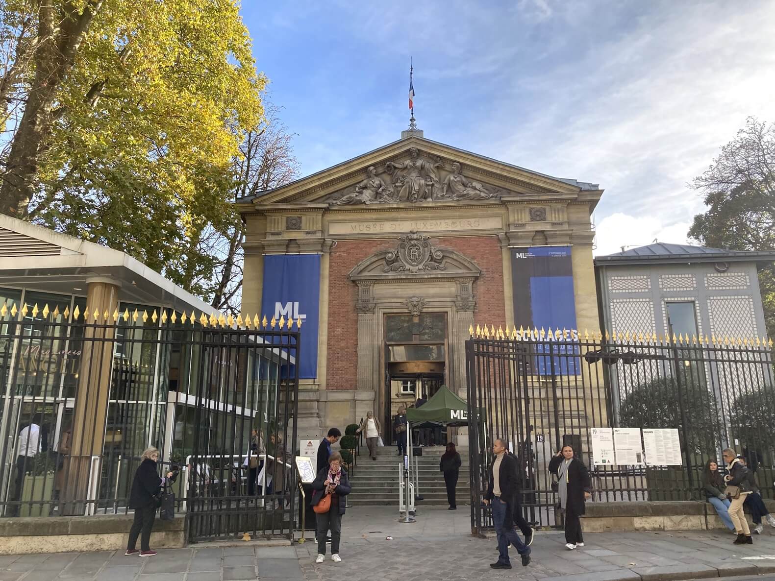 パリ・アート情報「リュクサンブール美術館で現代アートを。“黒”に光る企画展が開催中」