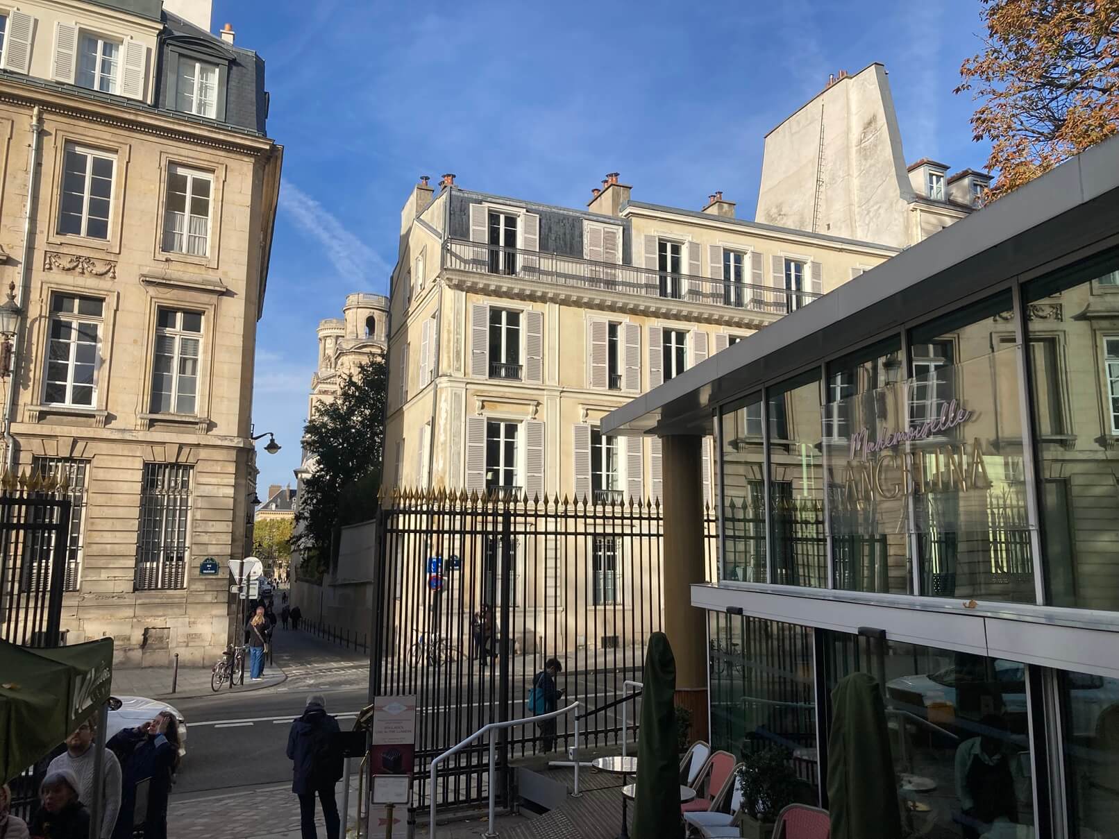 パリ・アート情報「リュクサンブール美術館で現代アートを。“黒”に光る企画展が開催中」