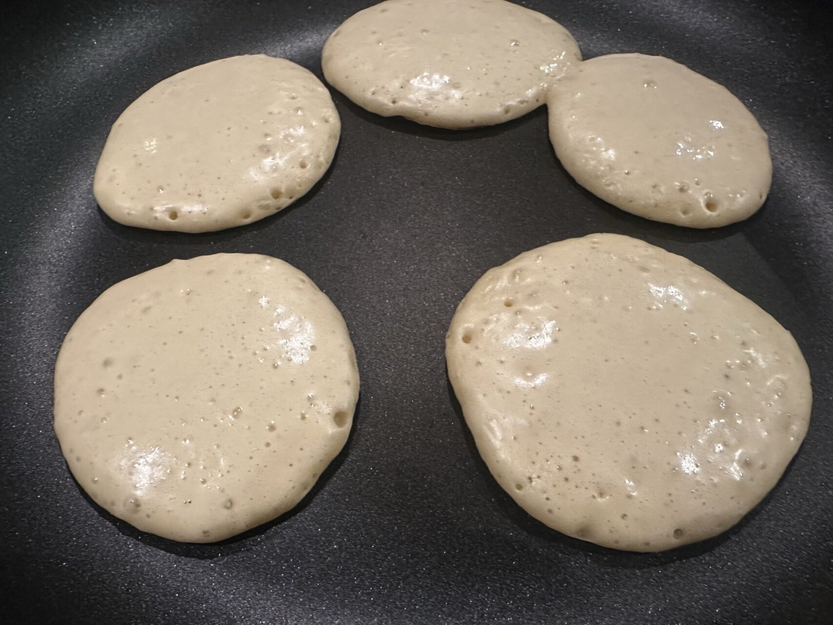 今日の献立、スモークサーモン載せブリニ