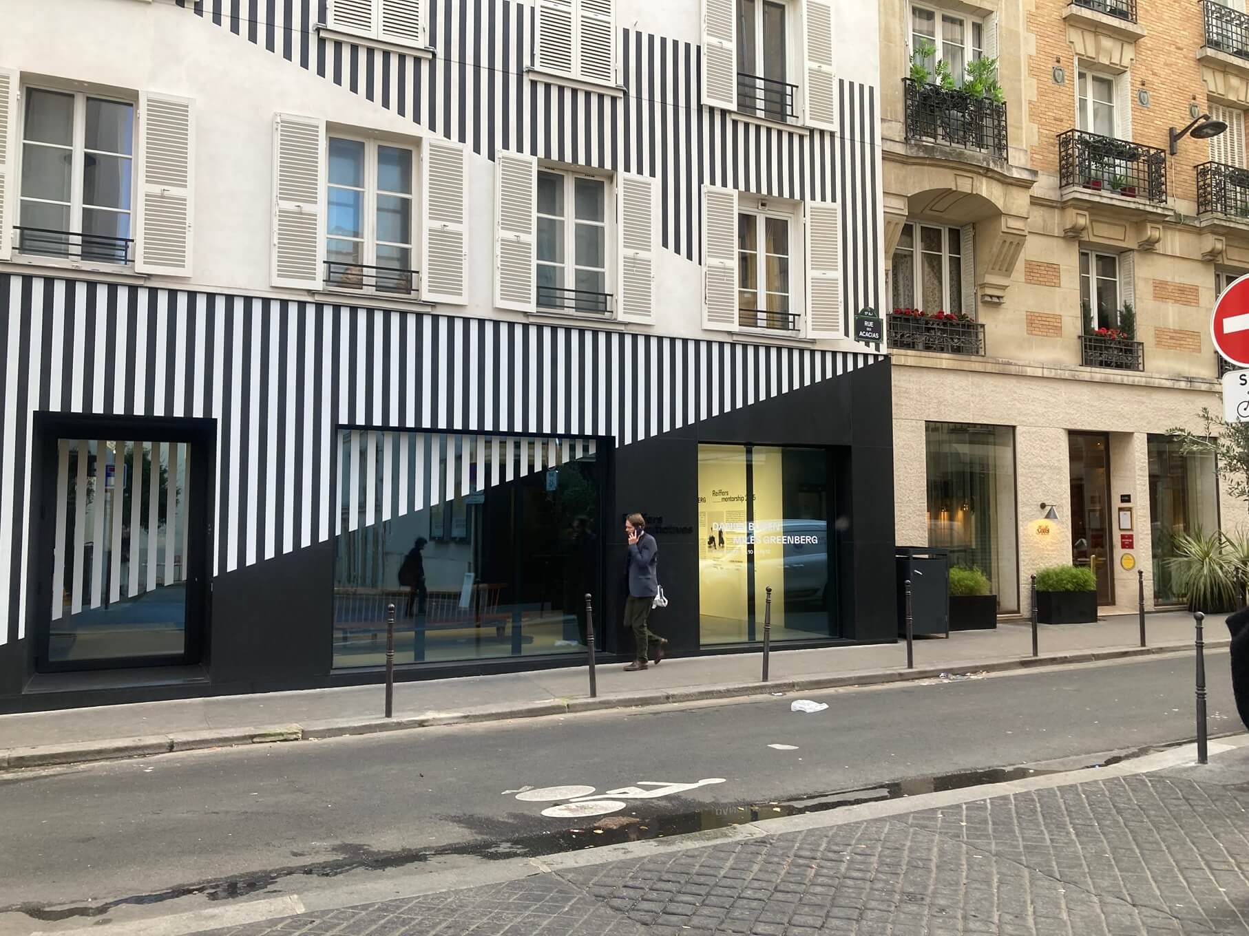 パリ・アート情報「パレ・ロワイヤル、“ストライプ柄”の謎。歴史的建物に新作も」