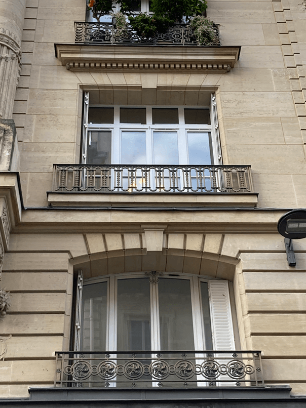 パリ・アート情報「パリ、アパルトマン窓辺のちいさなアート、Garde-corps」