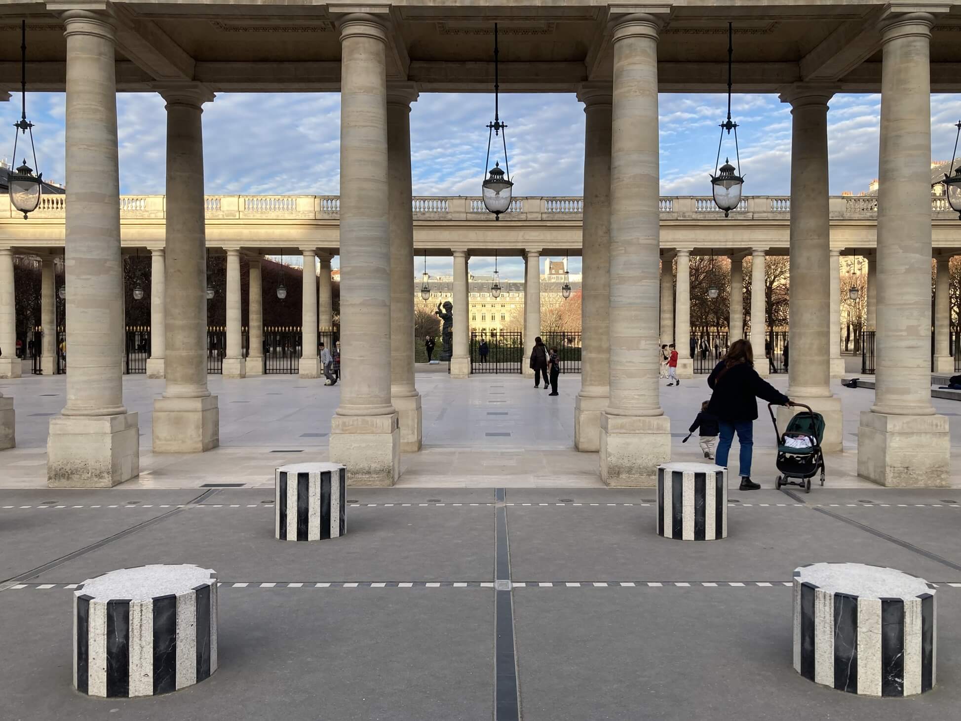 パリ・アート情報「パレ・ロワイヤル、“ストライプ柄”の謎。歴史的建物に新作も」