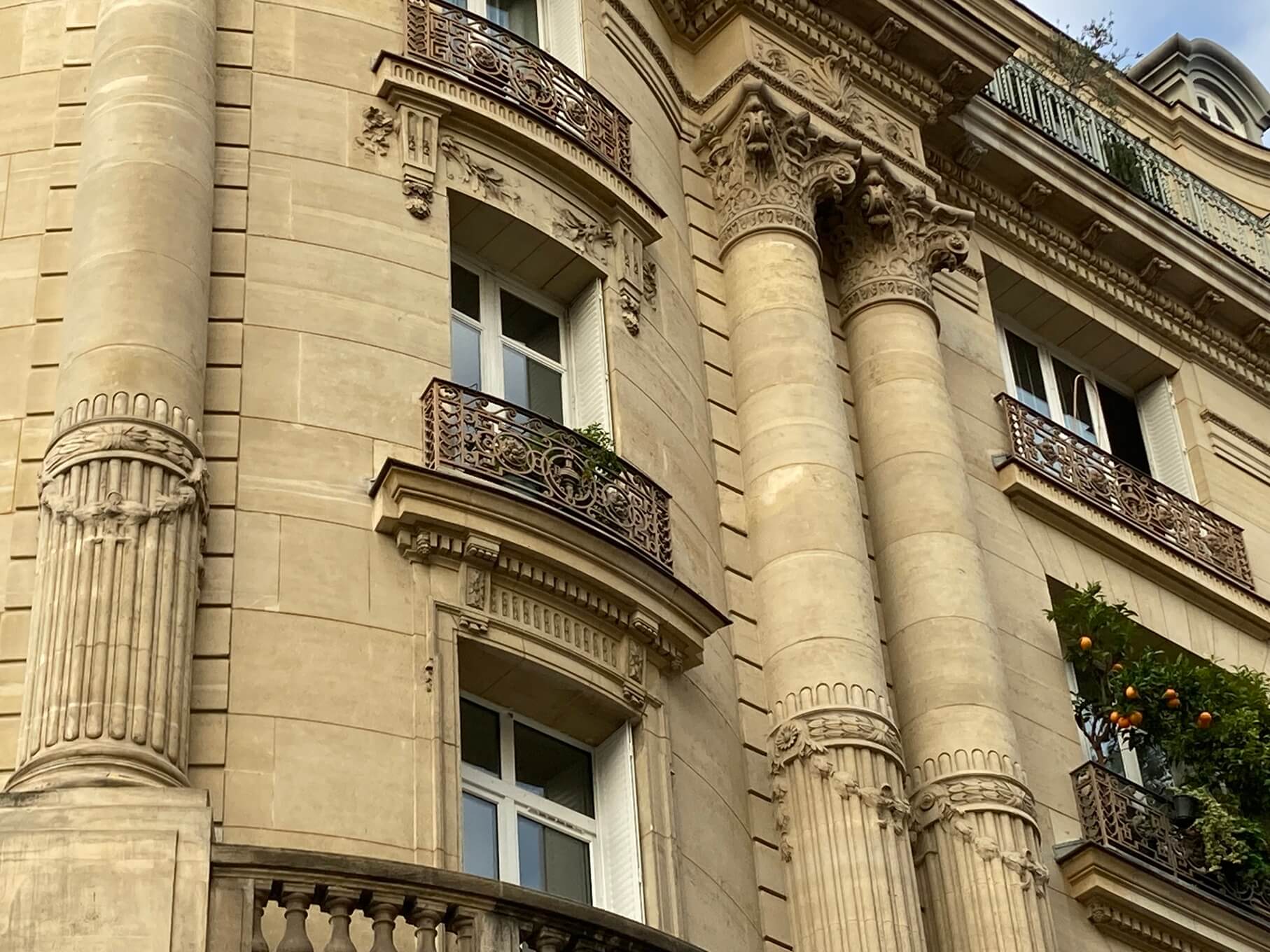 パリ・アート情報「パリ、アパルトマン窓辺のちいさなアート、Garde-corps」