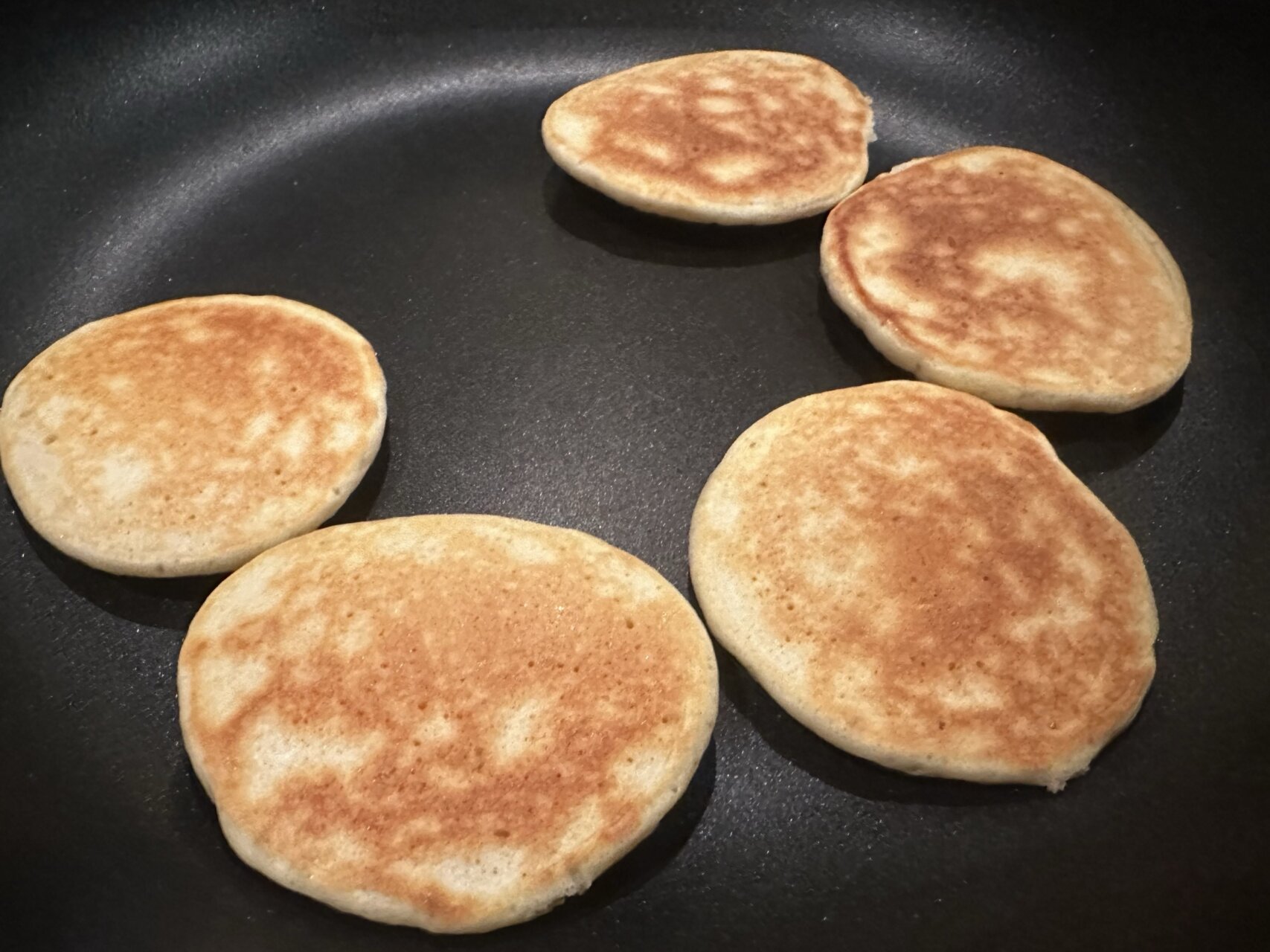 今日の献立、スモークサーモン載せブリニ