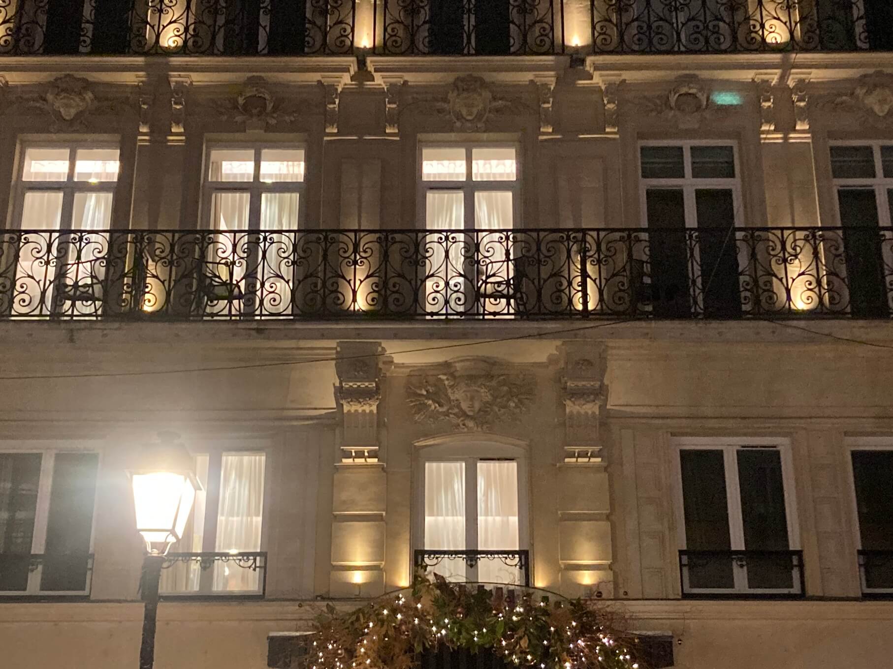 パリ・アート情報「パリ、アパルトマン窓辺のちいさなアート、Garde-corps」